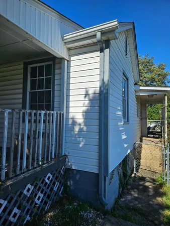 a view of back yard of the house
