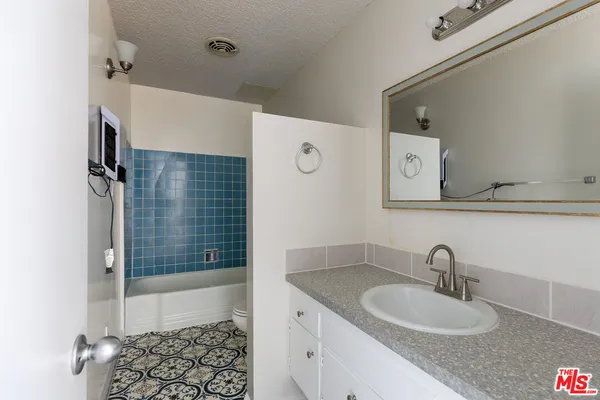 $2,680 | 11131 Rose Avenue, Unit 17, Los Angeles, CA 90034