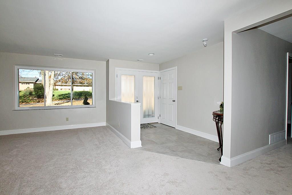 CT ENTRY OPENING TO BRIGHT SPACIOUS LIV RM