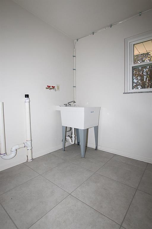 110 Rockingham Lane Canonsburg, PA 15317 - Photo 13 of 25 1ST FLOOR LAUNDRY OFF KITCHEN WITH CT FLOOR