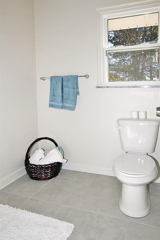 110 Rockingham Lane Canonsburg, PA 15317 - Photo 14 of 25 1ST FLOOR POWDER ROOM