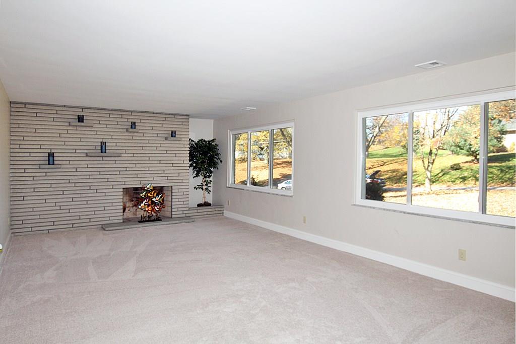 LARGE NEW  WINDOWS OFFERS  VERY BRIGHT LIVING ROOM