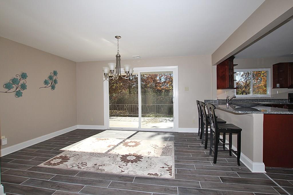 PORCELAIN FLOOR IN DINING ROOM AND KITCHEN WITH BREAKFAST BAR