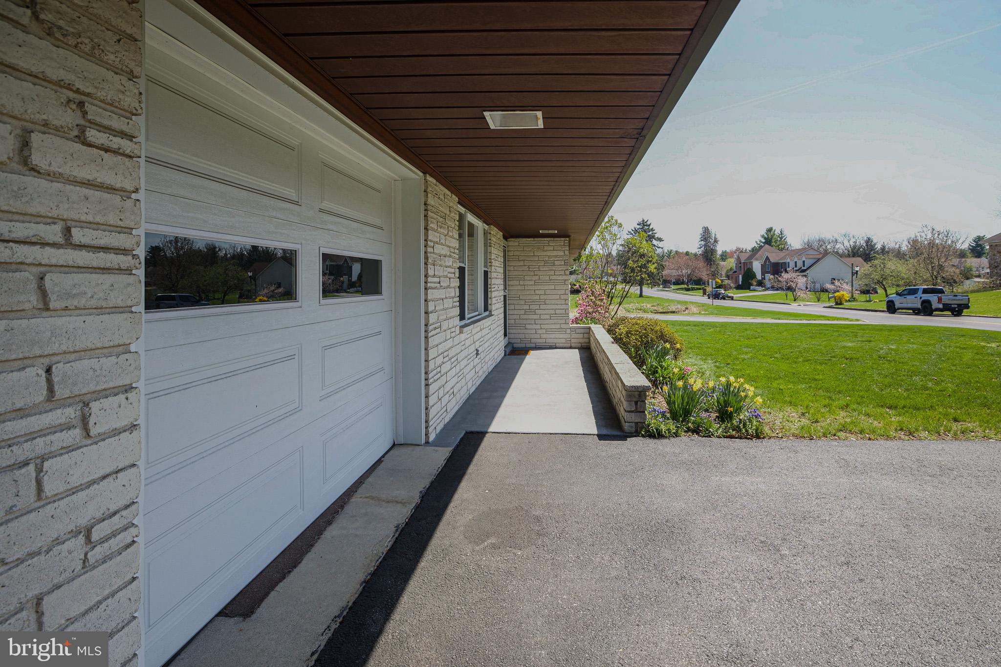 321 East Glenn Road Hershey, PA 17033 - Photo 4 of 32
