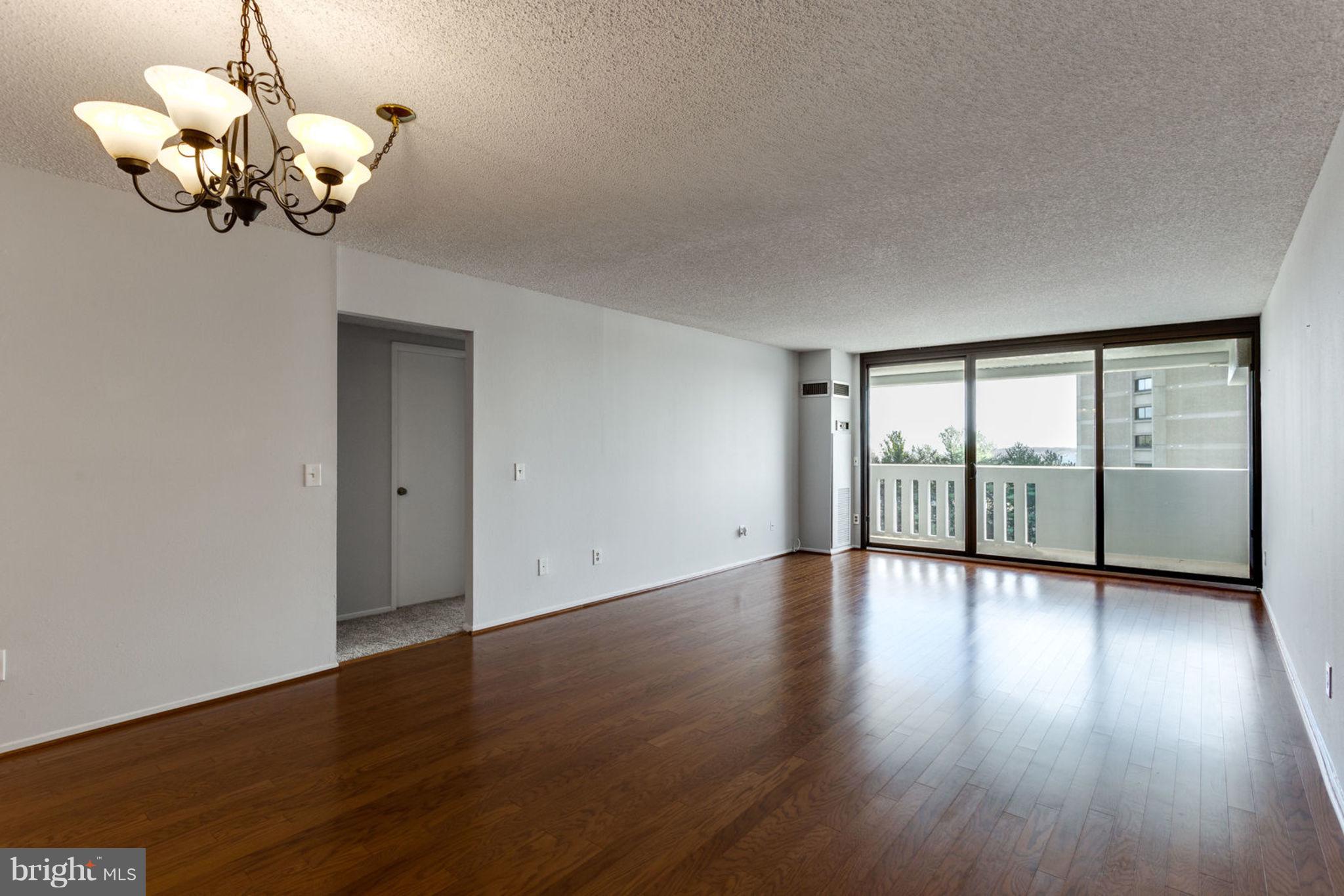 6101 Edsall Road, Unit 1105 Alexandria, VA 22304 - Photo 3 of 42 LIGHT BRIGHT & AIRY LIVING ROOM
