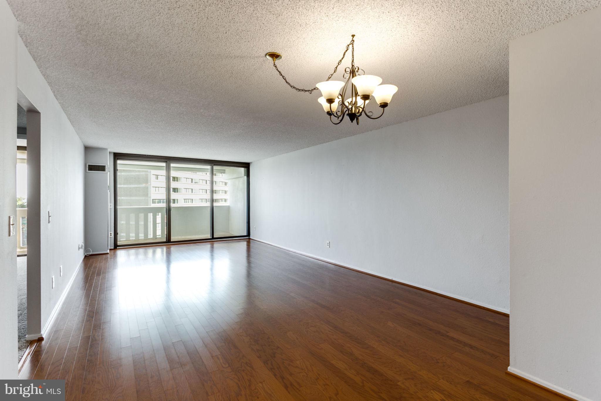 6101 Edsall Road, Unit 1105 Alexandria, VA 22304 - Photo 4 of 42 LIVING ROOM AND DINING AREA