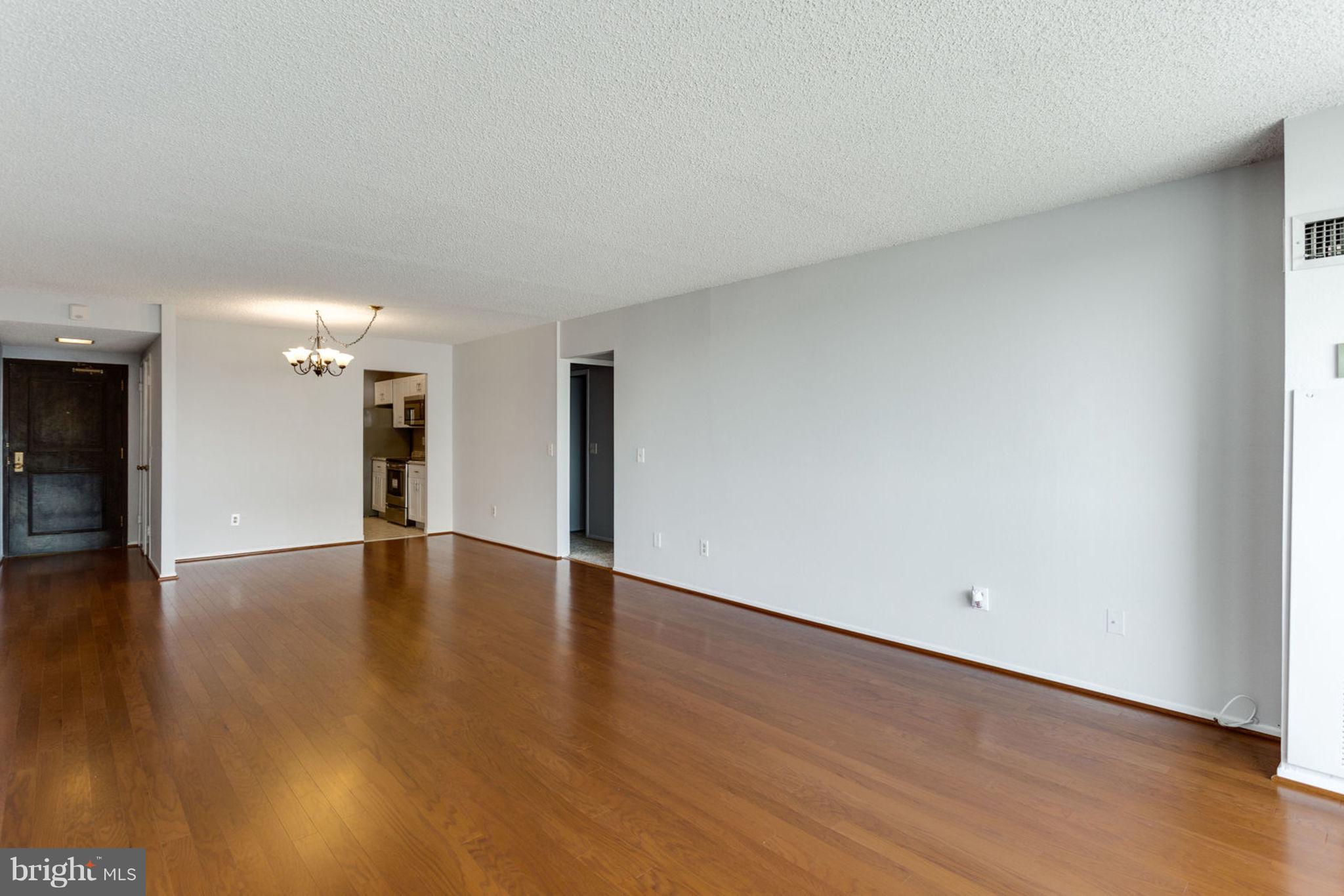 6101 Edsall Road, Unit 1105 Alexandria, VA 22304 - Photo 5 of 42 LIVING ROOM/DINING AREA/FOYER
