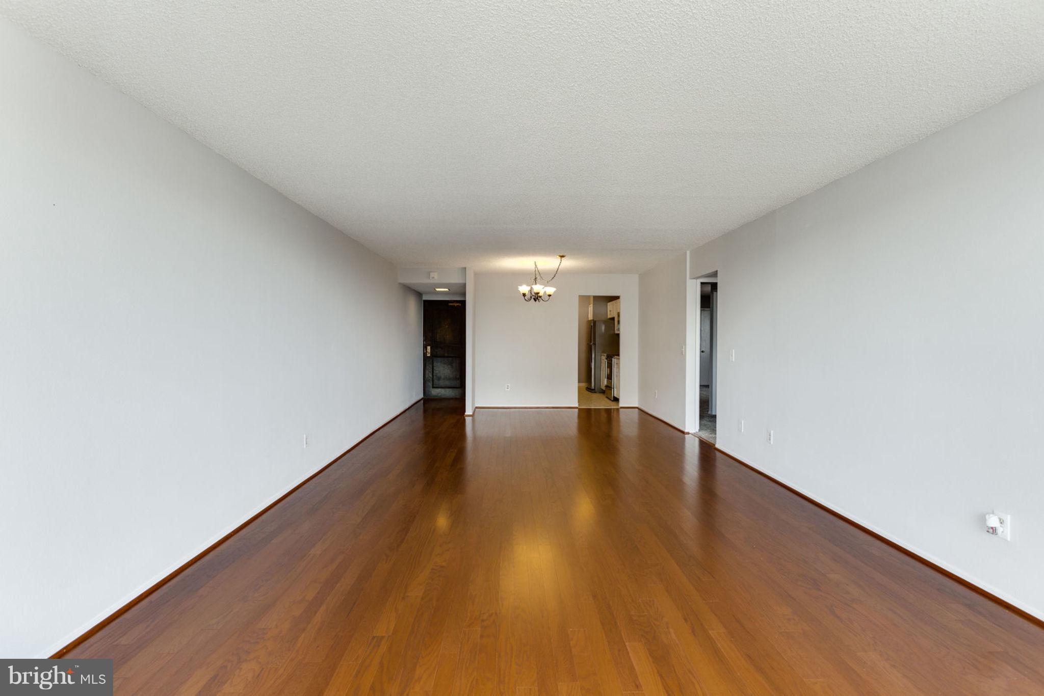 6101 Edsall Road, Unit 1105 Alexandria, VA 22304 - Photo 7 of 42 ENORMOUS LIVING ROOM