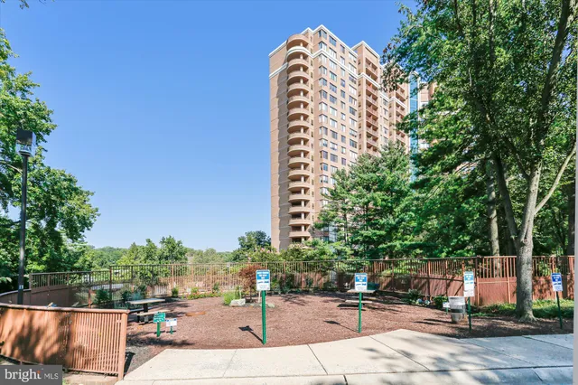 $3,000 | 10101 Grosvenor Place, Unit 2005, Rockville, MD 20852