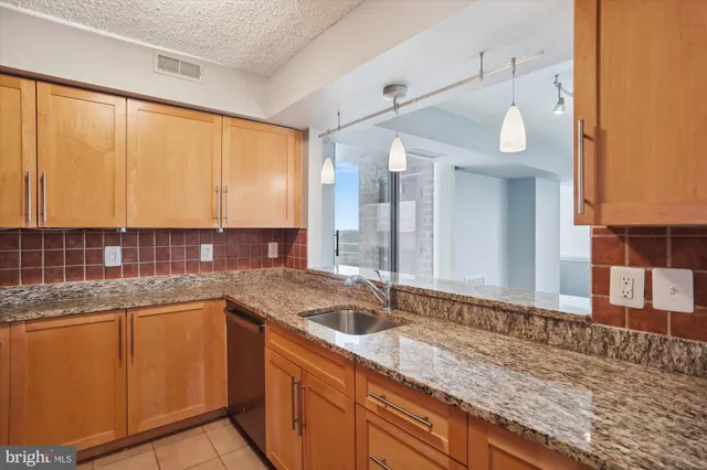 $3,000 | 10101 Grosvenor Place, Unit 2005, Rockville, MD 20852