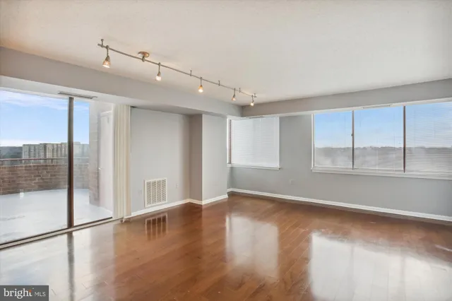 $3,000 | 10101 Grosvenor Place, Unit 2005, Rockville, MD 20852