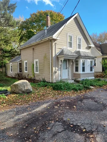 a view of a yard in front of a house