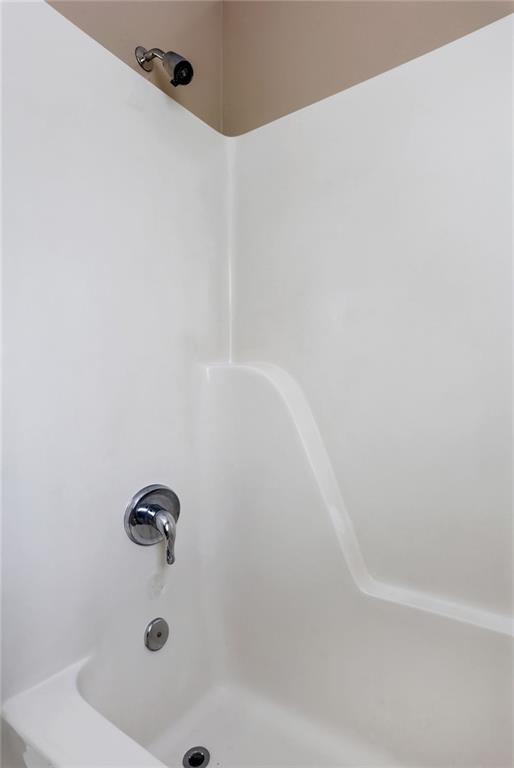 4378 Ridge Court Loganville, GA 30052 - Photo 20 of 47 a bathroom with a bathtub