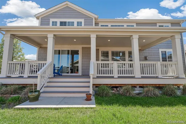 a view of front of a house with a yard