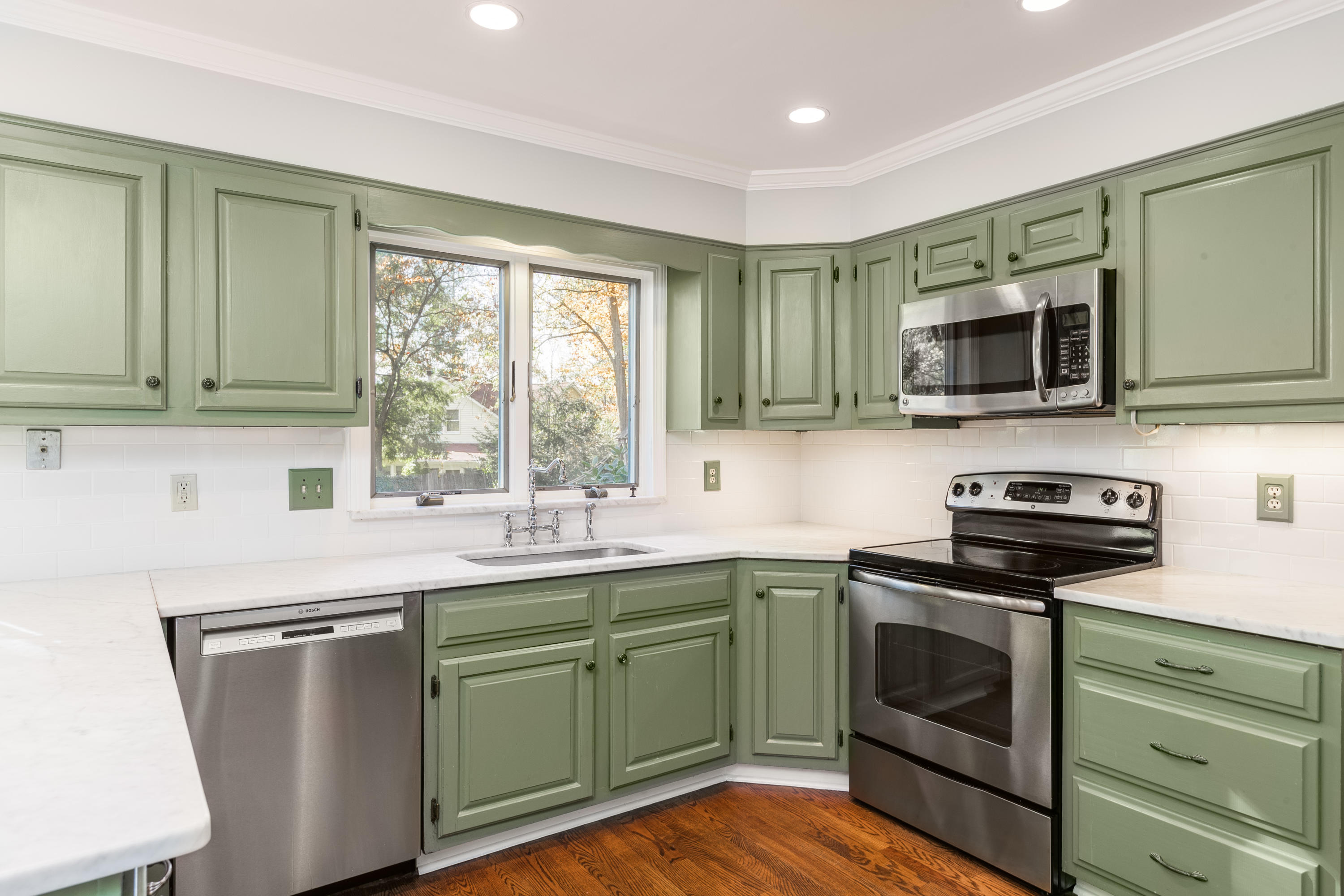 21 Barringer Road Darien, CT 06820 - Photo 14 of 34 a kitchen with a sink stove and microwave