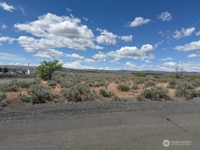 4 Division .4 Road Northeast Soap Lake, WA 98851 - Photo 5 of 10 a view of a dry yard with wooden fence