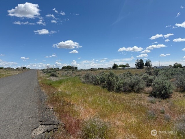 4 Division .4 Road Northeast Soap Lake, WA 98851 - Photo 9 of 10 a view of a lake in middle of the house