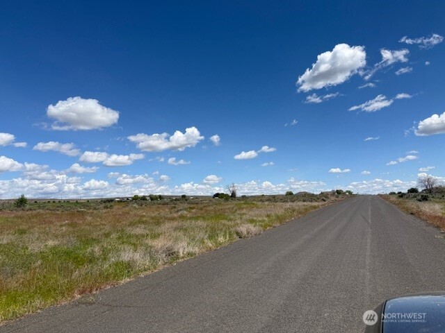 4 Division .4 Road Northeast Soap Lake, WA 98851 - Photo 10 of 10 a view of an ocean and a building