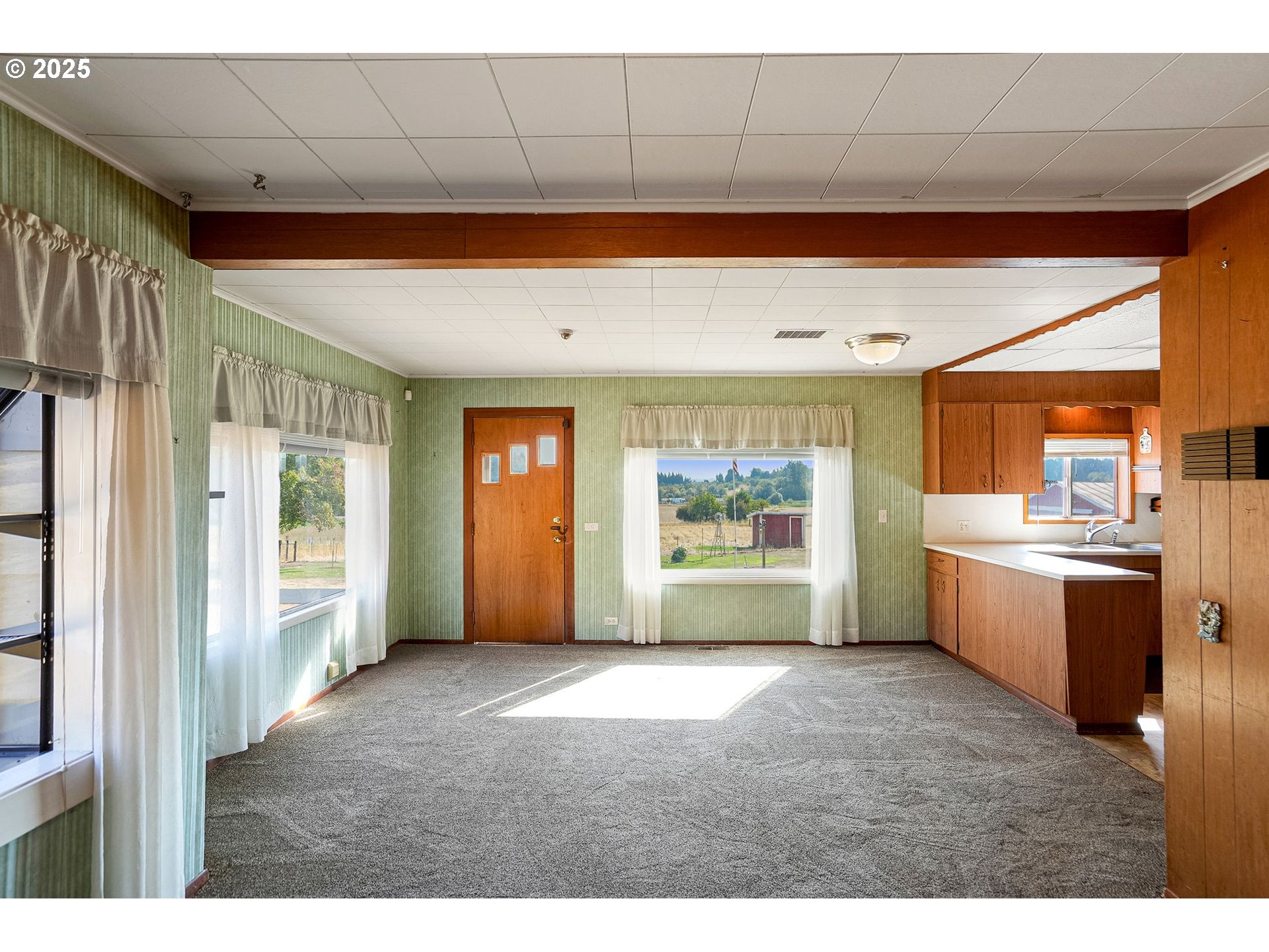 3744 Ridgeway Drive Southeast Turner, OR 97392 - Photo 6 of 48 Living Room