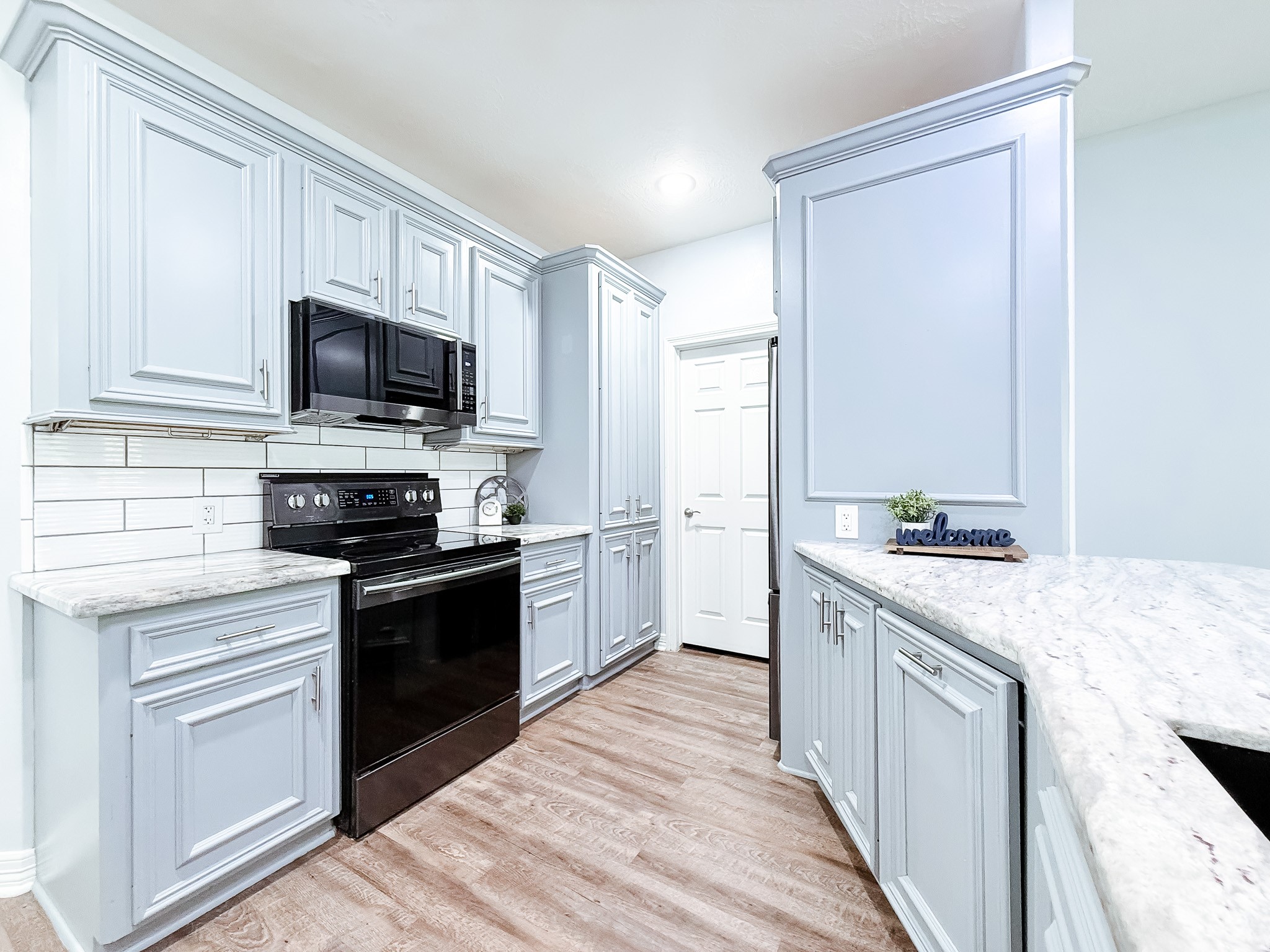 540 Springwood Drive Conroe, TX 77385 - Photo 7 of 23 Tons of cabinets and counterspace!