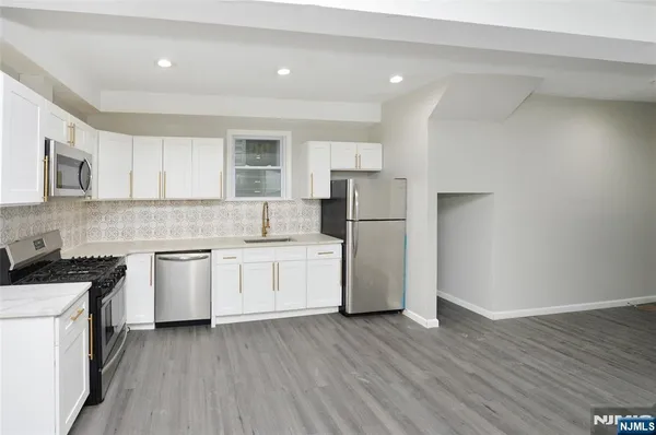 $2,500 | 23 Bayview Avenue, Jersey City, NJ 07305