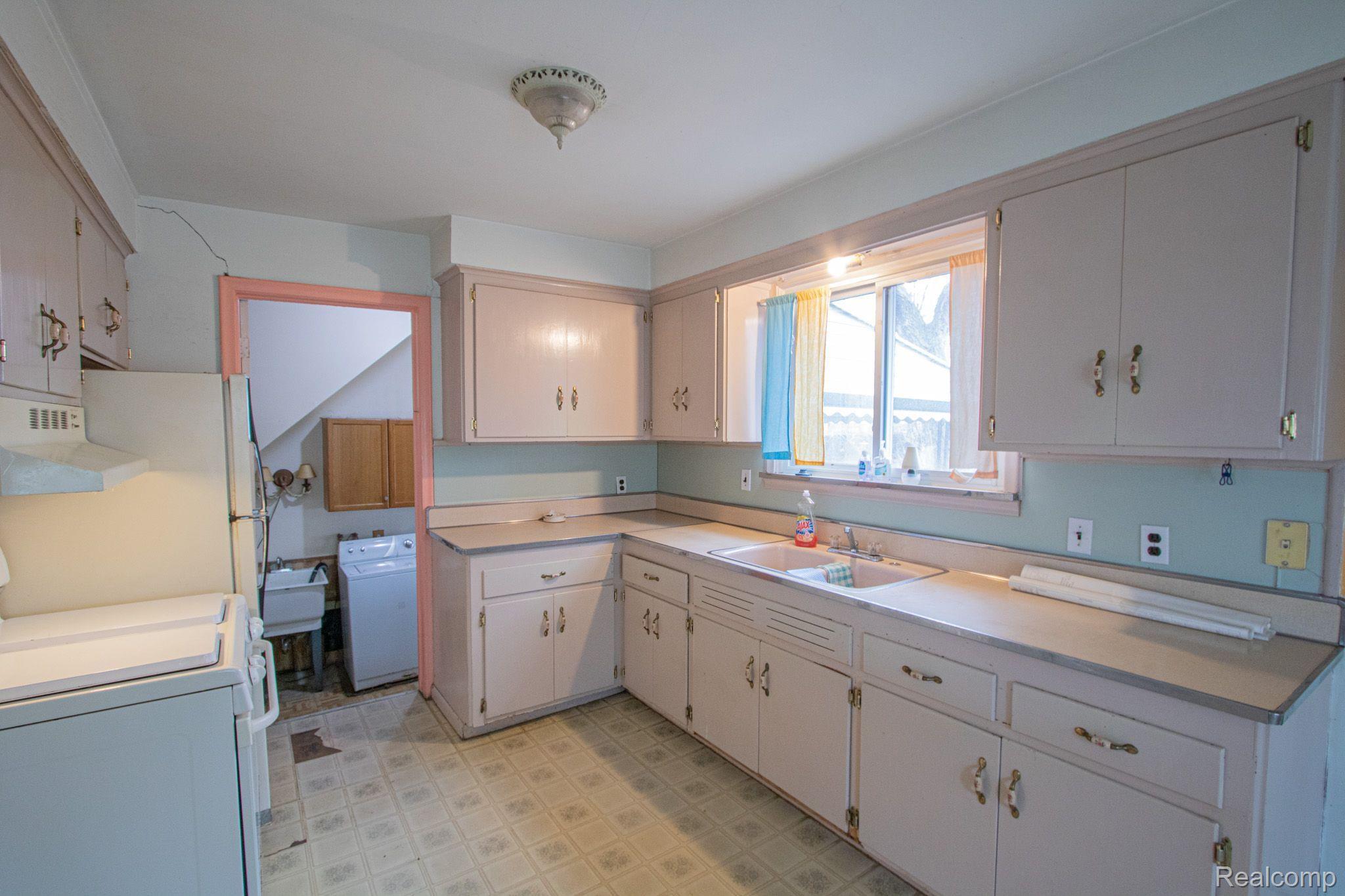 8279 Garbor Drive Warren, MI 48093 - Photo 4 of 26 Gallery Image 4