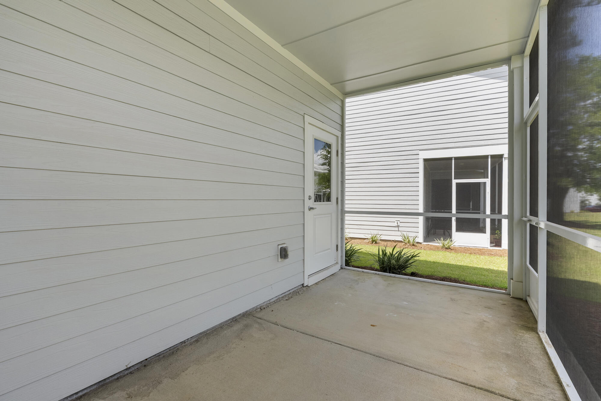 36 Date Palm Lane Freeport, FL 32439 - Photo 23 of 26 a bathroom with a bathtub