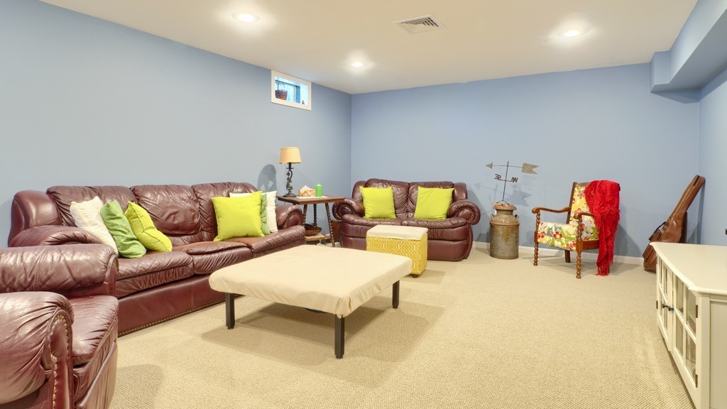 125 Shire Road, Unit 40 Leominster, MA 01453 - Photo 25 of 29 a living room with furniture and a couch