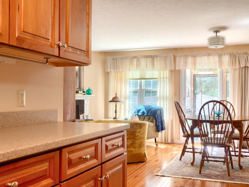 125 Shire Road, Unit 40 Leominster, MA 01453 - Photo 8 of 29 a dining room with furniture and window