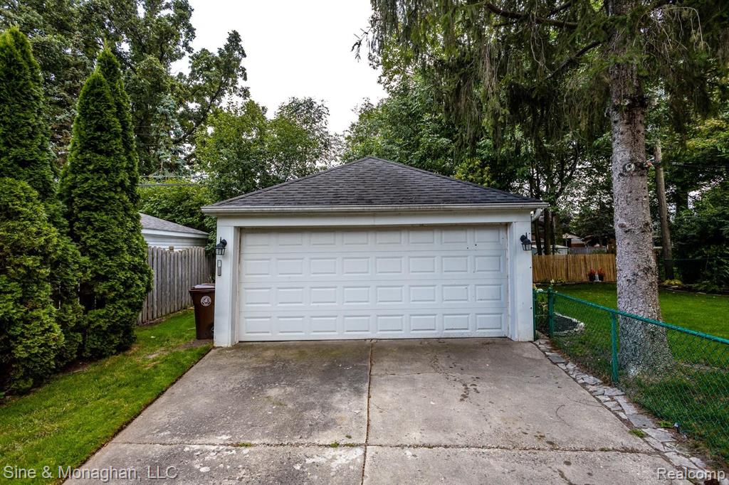 1015 Hawthorne Road Grosse Pointe Woods, MI 48236 - Photo 34 of 40