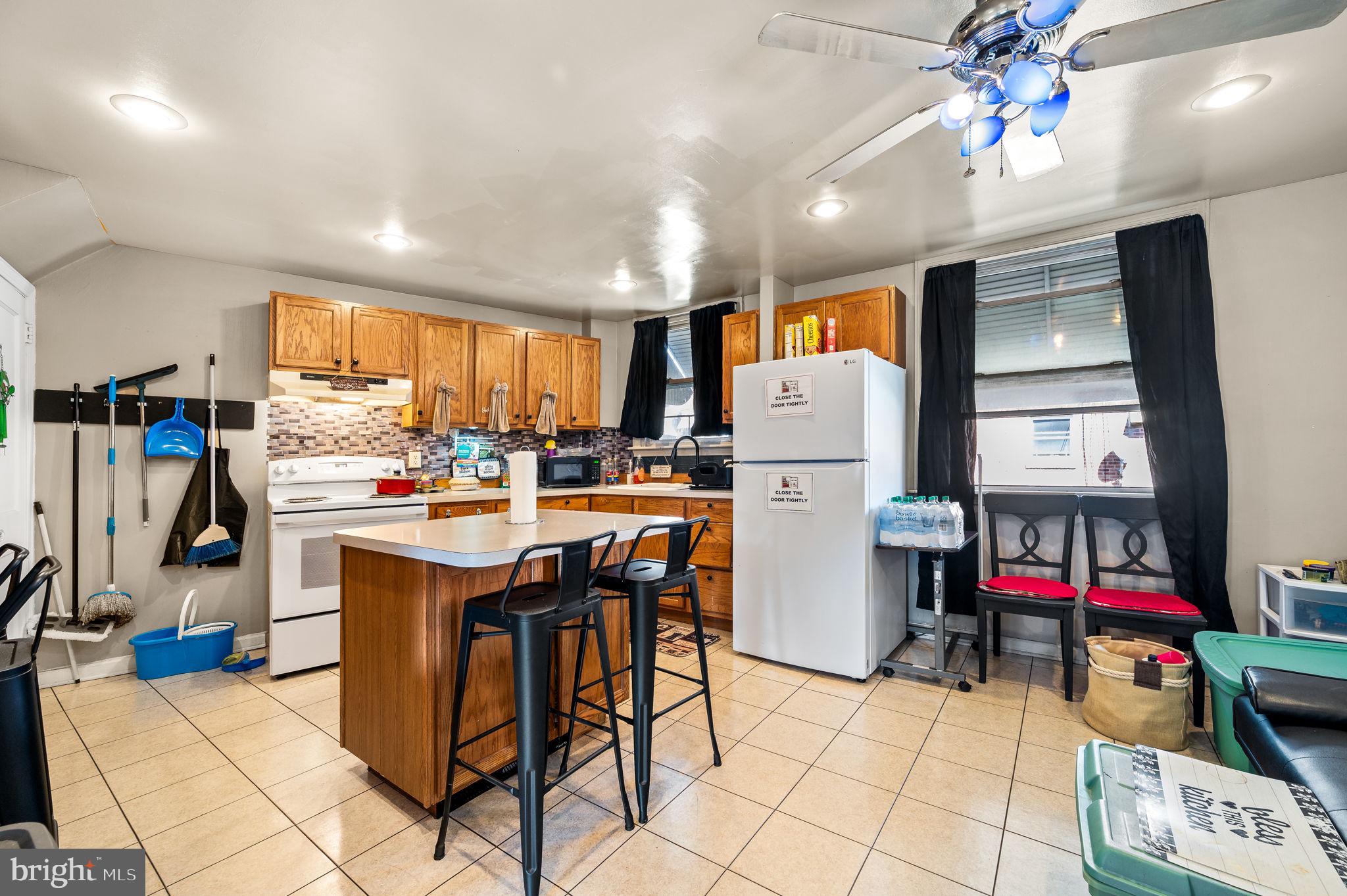 337 Maypole Road Upper Darby, PA 19082 - Photo 3 of 16