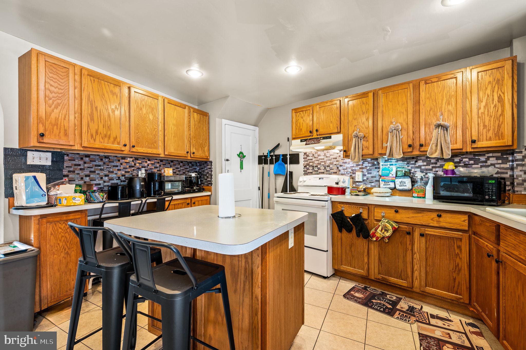 337 Maypole Road Upper Darby, PA 19082 - Photo 10 of 16