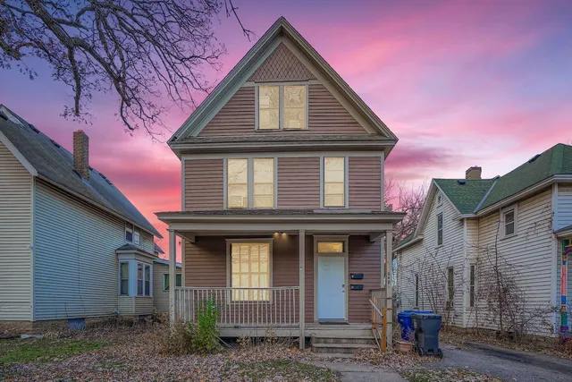 $274,900 | 849 6th Street East, St. Paul, MN 55106
