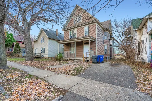$274,900 | 849 6th Street East, St. Paul, MN 55106