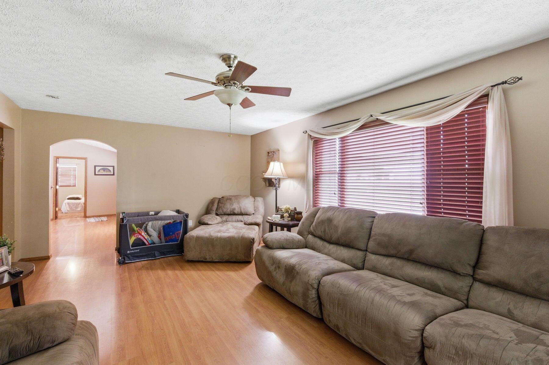 1691 Dyer Road Grove City, OH 43123 - Photo 35 of 108 living room