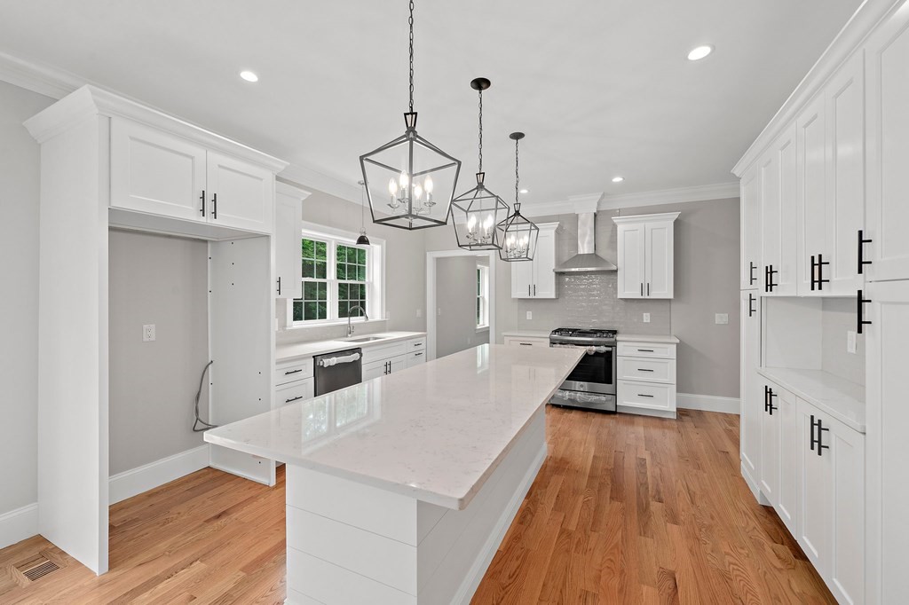 348 Center Street Hanover, MA 02339 - Photo 4 of 23 Gallery Image 4