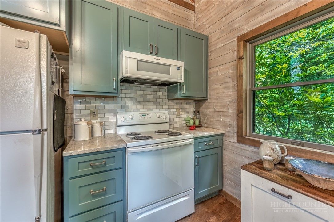 392 Locust Road Newland, NC 28657 - Photo 5 of 43