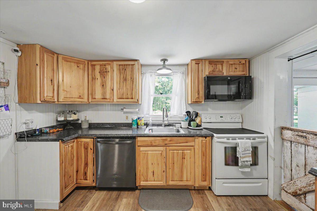 20322 Gum Tree Road Orange, VA 22960 - Photo 12 of 28 Charming kitchen with rustic wood accents.