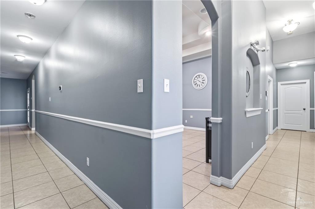 22602 Rio Rancho Road Harlingen, TX 78552 - Photo 5 of 26 a view of a hallway