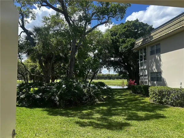 $1,300 | 15 Vista Gdns Trail, Unit 104, Vero Beach, FL 32962