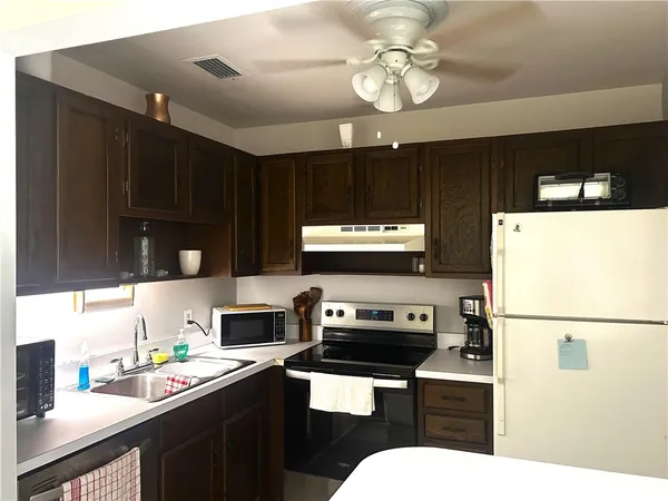 $1,300 | 15 Vista Gdns Trail, Unit 104, Vero Beach, FL 32962