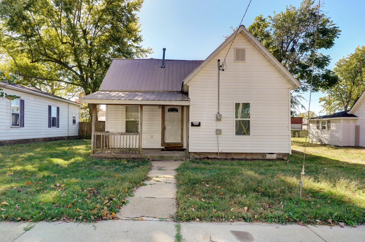 1634 West Chestnut Street Springfield, MO 65802 - Photo 1 of 1 1 Front