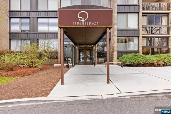 $3,950 | 9060 Palisade Avenue, Unit 1026, North Bergen, NJ 07047
