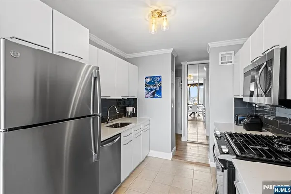 $3,950 | 9060 Palisade Avenue, Unit 1026, North Bergen, NJ 07047