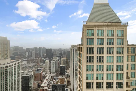 $300,000 | 30 East Huron Street, Unit 5306, Chicago, IL 60611
