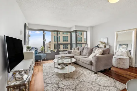 $300,000 | 30 East Huron Street, Unit 5306, Chicago, IL 60611