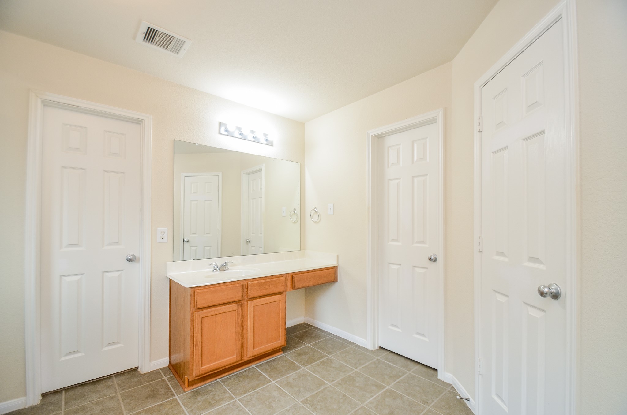 2903 Gaelic Green Street Houston, TX 77045 - Photo 18 of 32 a bathroom with a sink a mirror and a bathtub