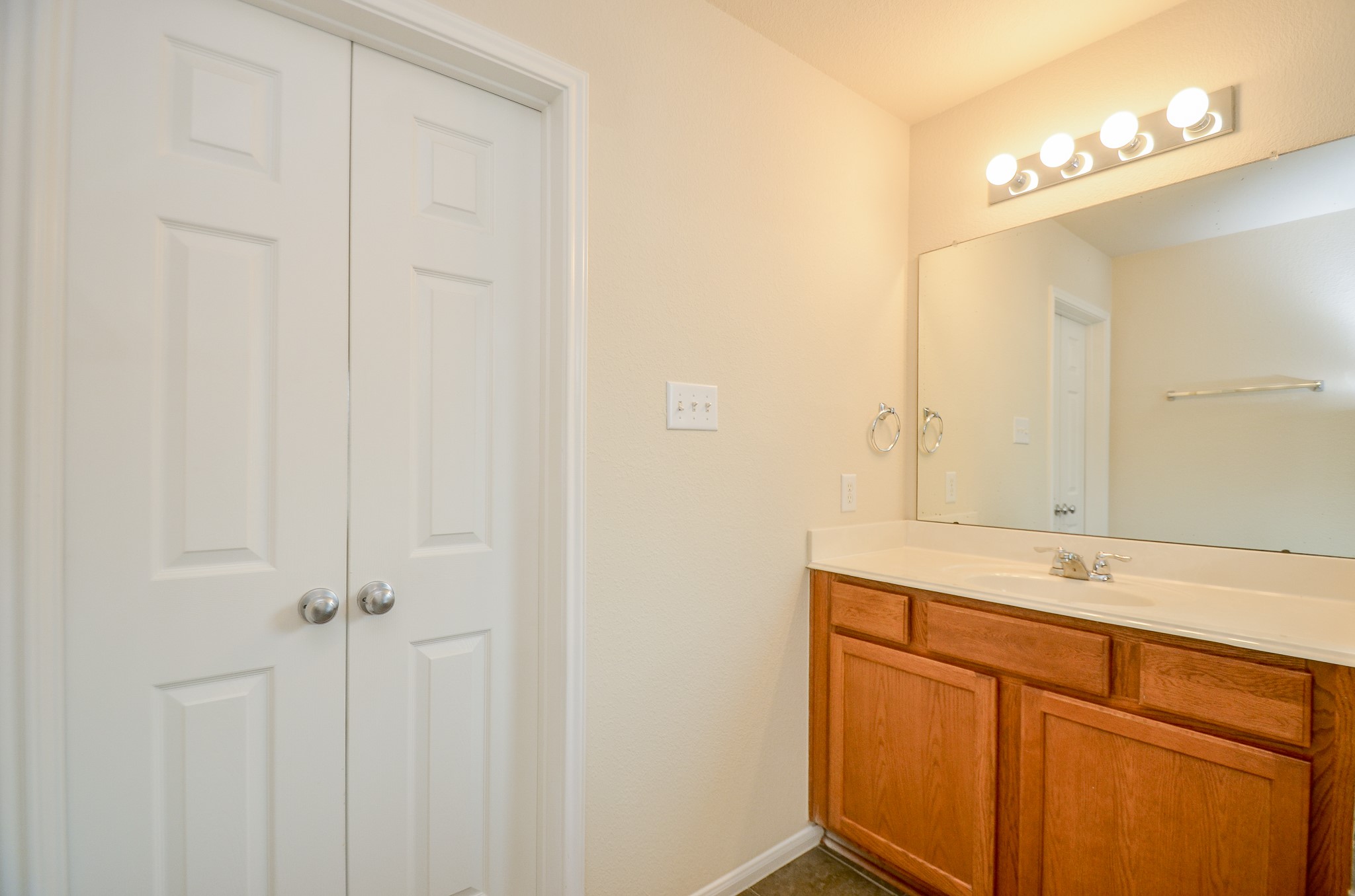 2903 Gaelic Green Street Houston, TX 77045 - Photo 19 of 32 a bathroom with a sink and mirror