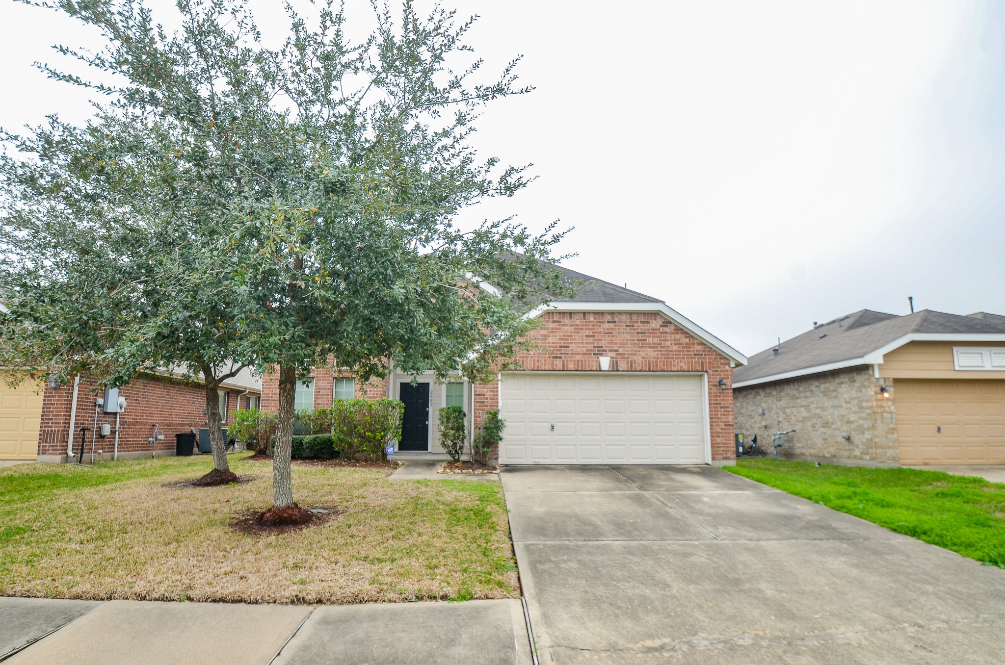 2903 Gaelic Green Street Houston, TX 77045 - Photo 2 of 32 front view of a house with a yard
