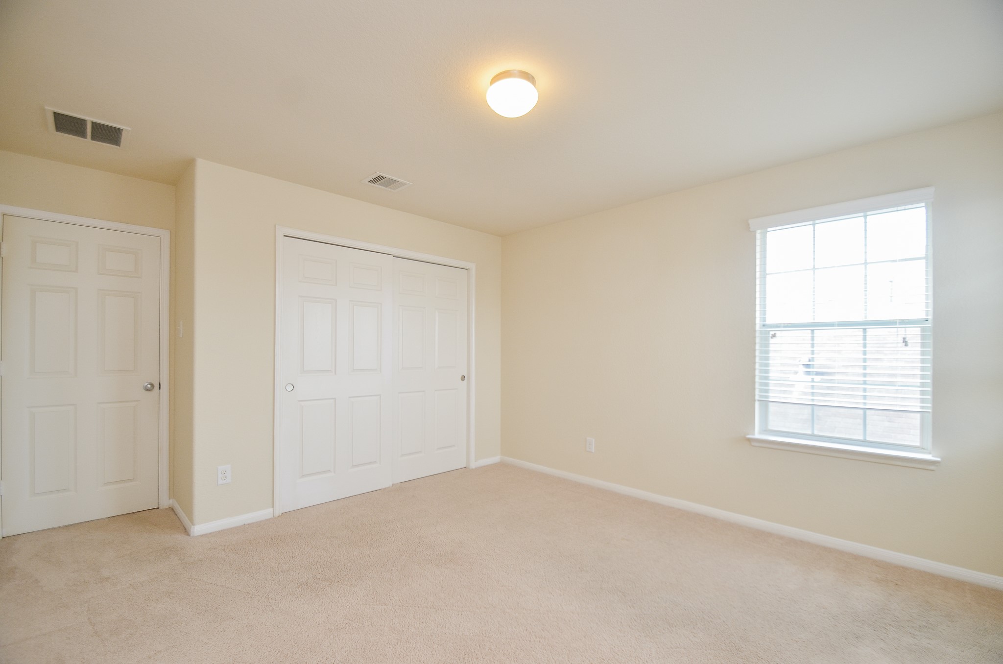 2903 Gaelic Green Street Houston, TX 77045 - Photo 27 of 32 an empty room with windows and closet